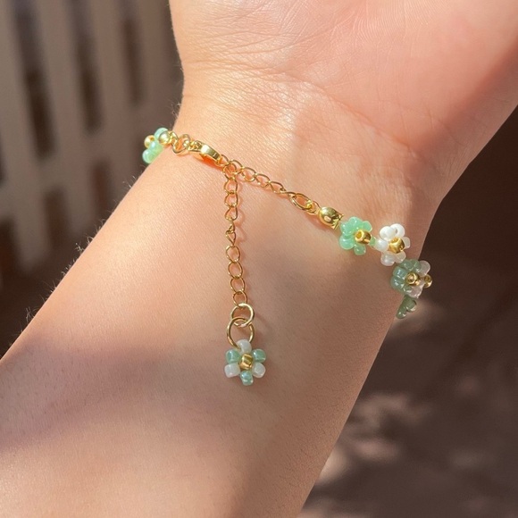 Handmade beaded flower bracelet 18k 24k plated clasp zig zag bracelet - Picture 4 of 5